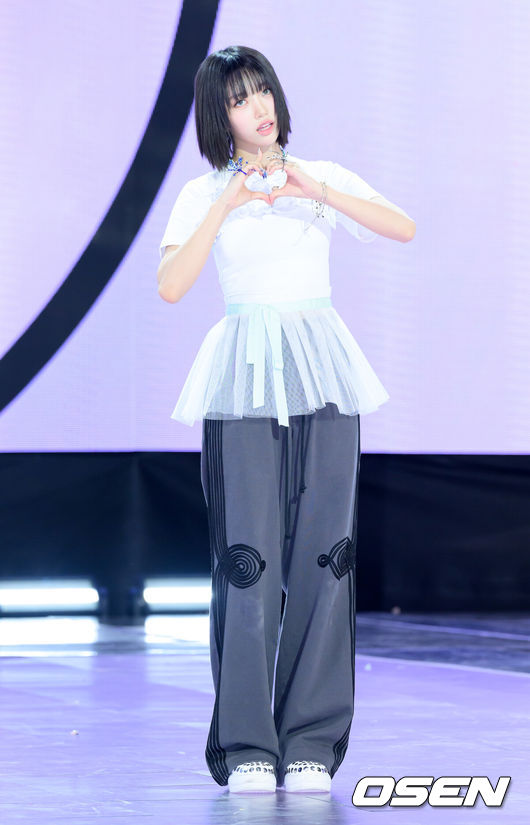 [OSEN=이대선 기자] 12일 오후 서울 마포구 SBS 프리즘 타워에서 MEOVV(미야오) 1st EP 'MY EYES OPEN VVIDE' 미디어 쇼케이스가 열렸다.12일 발매되는 첫 EP는 미야오의 시선과 내면을 다채롭게 펼쳐내며 그들만의 세계를 본격적으로 제시한다. 타이틀곡 '드랍탑(DROP TOP)'은 차분함과 경쾌함을 동시에 담아냈으며, 자신만의 시선으로 세상을 향해 나아가는 모습을 감각적으로 풀어낸 곡이다.미야오 수인이 포토타임을 가지고 있다. 2025.05.12 /sunday@osen.co.kr