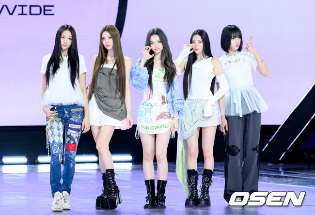 [OSEN=이대선 기자] 12일 오후 서울 마포구 SBS 프리즘 타워에서 MEOVV(미야오) 1st EP 'MY EYES OPEN VVIDE' 미디어 쇼케이스가 열렸다.12일 발매되는 첫 EP는 미야오의 시선과 내면을 다채롭게 펼쳐내며 그들만의 세계를 본격적으로 제시한다. 타이틀곡 '드랍탑(DROP TOP)'은 차분함과 경쾌함을 동시에 담아냈으며, 자신만의 시선으로 세상을 향해 나아가는 모습을 감각적으로 풀어낸 곡이다.미야오가 포토타임을 가지고 있다. 2025.05.12 /sunday@osen.co.kr