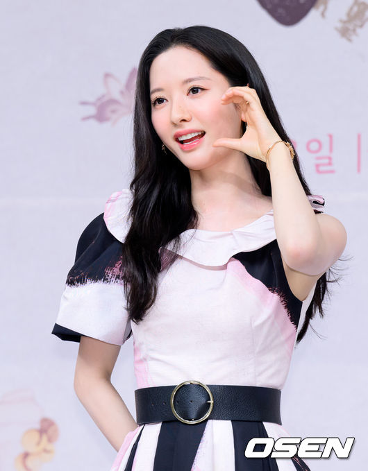 [OSEN=이대선 기자] 17일 오후 서울 목동 SBS에서 SBS새 금토드라마‘귀궁’ 제작발표회가 열렸다.‘보물섬’후속으로 방송되는SBS새 금토드라마‘귀궁’은영매의 운명을 거부하는 무녀 여리와 여리의 첫사랑 윤갑의 몸에 갇힌 이무기 강철이가 왕가에 원한을 품은 팔척귀에 맞닥뜨리며 몸과 혼이 단단히 꼬여버리는 육신 쟁탈 판타지 로코. 배우 김지연이 포토타임을 가지고 있다. 2025.04.17 /sunday@osen.co.kr