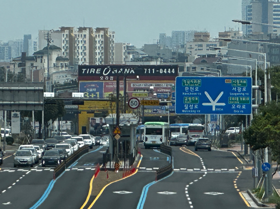 11일 낮 12시 제주시 명신마을 BRT 정류장을 떠나는 양문형 시내버스들. 최충일 기자