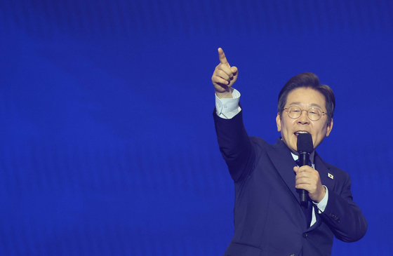이재명 더불어민주당 대선 후보는 당 경선에서 89.8%라는 압도적 지지를 받아 대선 후보로 선출됐다. 이 후보가 지난달 27일 고양 킨텍스에서 열린 수도권·강원·제주 합동연설회에서 대선 후보 수락 연설을 하고 있다. 임현동 기자