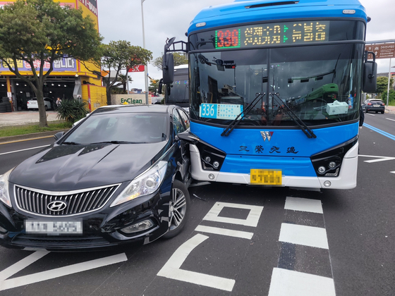 10일 오후 1시50분께 제주시 오라3동 오라오거리에서 양문형 시내버스와 승용차가 부딪히는 사고가 발생했다. 사진 제주도소방안전본부
