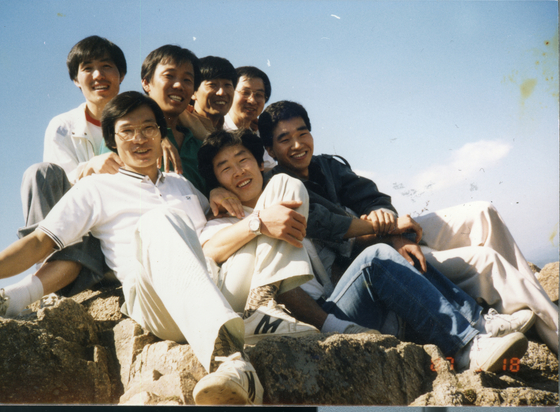 이재명 더불어민주당 대선 후보는 1986년 사법시험에 최종 합격해 1987년 2월부터 2년간 사법연수원에서 연수를 받았다. 사진은 87년 연수원 18기 동기들과 함께 찍은 사진. 사진 이재명 캠프