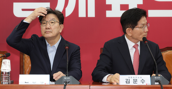 국민의힘 김문수 대선 후보와 권성동 원내대표가 11일 서울 여의도 국회에서 열린 중앙선거대책위원회 회의에 참석해 있다. 연합뉴스