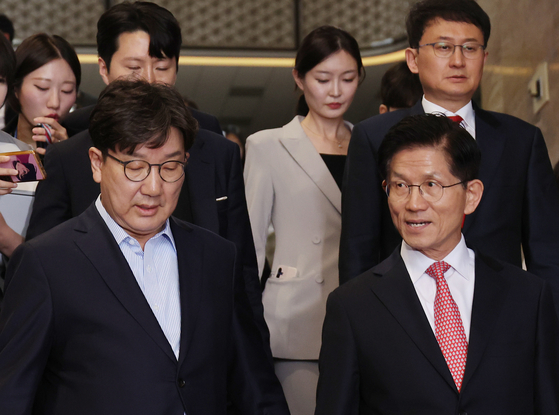 국민의힘 김문수 대선 후보가 11일 서울 여의도 국회에서 열린 의원총회에서 의원들과 기념 촬영을 한 후 권성동 원내대표와 이동하고 있다. 연합뉴스