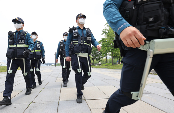 11일 서울 여의도 한강공원에서 서울경찰청 기동대원들이 웨어러블 로봇을 착용하고 순찰 시연을 하고 있다. 웨어러블 로봇은 하체 근력 보조 기능이 있어 체력 부담을 줄여준다. 연합뉴스
