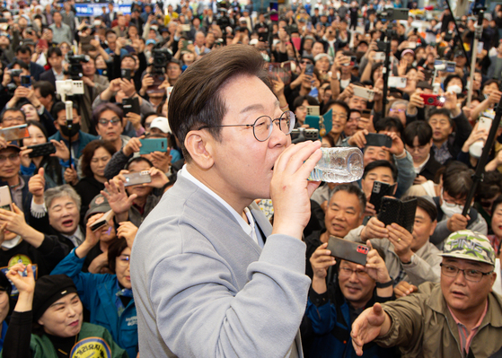 경청투어에 나선 이재명 더불어민주당 대통령 후보가 11일 오전 전남 강진군 강진시장에서 연설에 앞서 물을 마시고 있다. 뉴스1