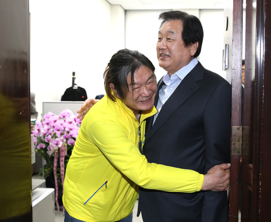 2020년 5월 14일 김무성 당시 미래통합당 의원과 형제복지원 피해자인 최승우씨가 서울 여의도 국회에서 포옹하고 있다. 김 의원은 이날 과거사법(진실·화해를 위한 과거사정리 기본법) 처리를 위해 중재에 나섰다. 형제복지원 사건의 진상을 명확히 규명하자는 취지로 발의된 개정안이다. 뉴스1