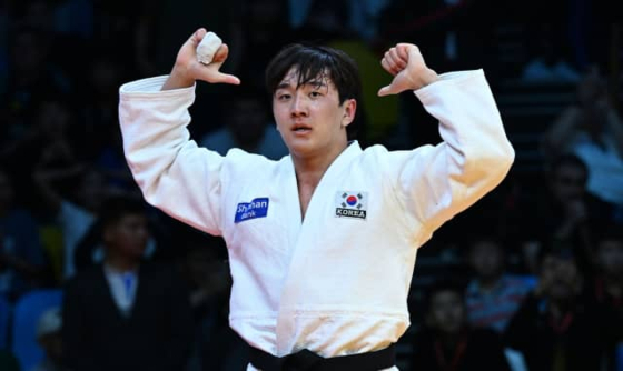 유도 카자흐스탄 그랜드슬램 남자 81㎏급 정상에 오른 뒤 세리머니하는 이준환. 동급 최강 일본인 선수 나가세와의 결승에서 연장 접전을 한판승으로 마무리했다. [사진 국제유도연맹]