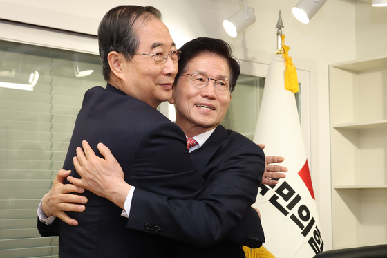 국민의힘 김문수 대선 후보와 한덕수 전 국무총리가 11일 국민의힘 당사에서 만나 포옹하고 있다.연합뉴스