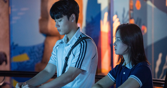 6년이 지나고 우주(이민재, 왼쪽)는 슬럼프가 생겼다며 석영(효우)을 찾는다. 그런 우주에게 '너에게 수영 말고 뭐가 있는데'라며 매정한 말을 던지는 석영이다. 어쩌면 그 말은, 평범하기 때문에 어디로도 가지 못한 자신에게 던진 것일지도 모른다. 사진 트리플픽처스