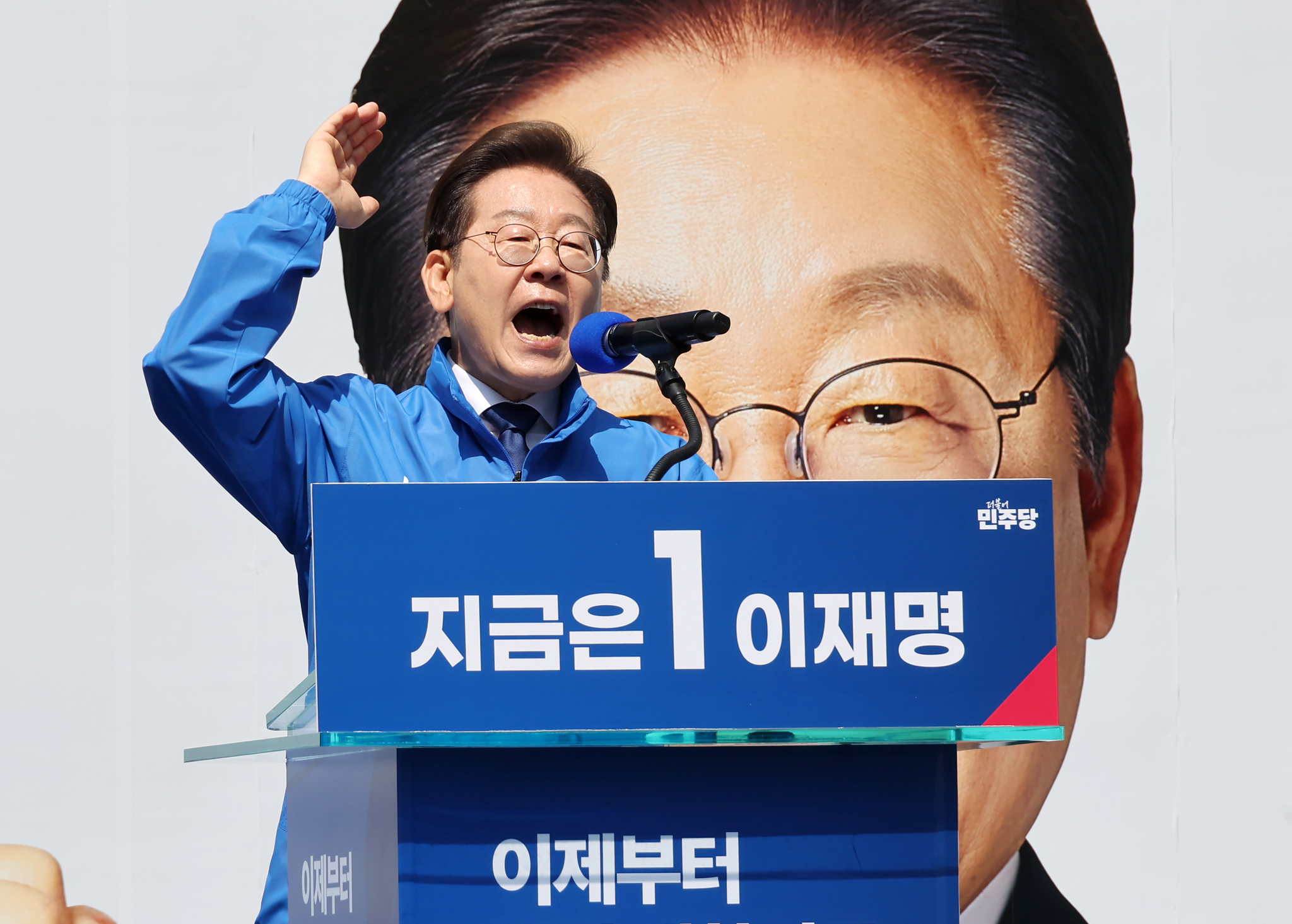 이재명 더불어민주당 대선 후보가 12일 서울 광화문 청계광장에서 첫번째 선거 유세를 하고 있다. 김성룡 기자