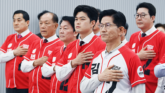 김문수 국민의힘 대선 후보와 국민의힘 비상대책위원장으로 내정된 김용태 의원(오른쪽부터)이 12일 오전 서울 영등포구 여의도 국민의힘 중앙당사에서 열린 중앙선대위 임명장 수여식에서 국민의례를 하고 있다. 임현동 기자