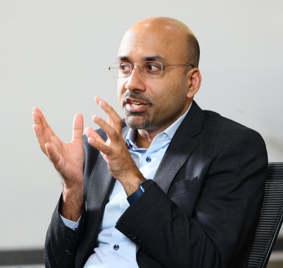 아티프 미안(Atif Mian) 미국 프린스턴대 경제학과 석좌교수가 지난 8일 연세대학교 대우관에서 중앙일보와 인터뷰하고 있다. 김현동 기자