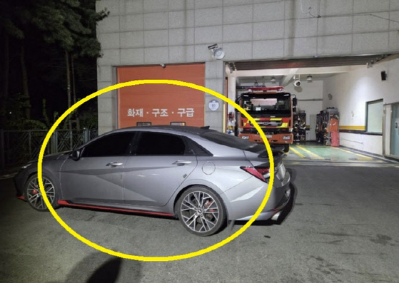 119안전센터 앞을 3시간 동안 가로막고 사라졌던 운전자가 경찰에 출석해 음주운전을 했다고 시인했다. 사진은 당시 방치된 A씨 차량. 사진 김포경찰서