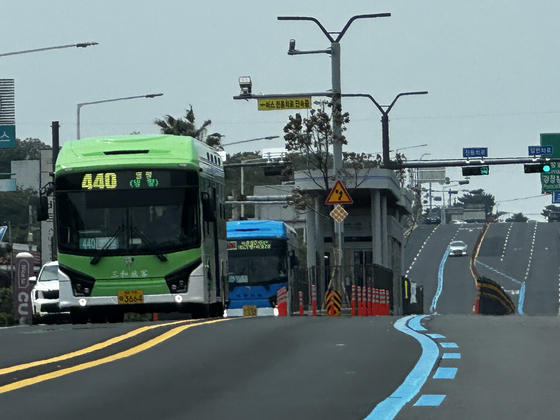 11일 낮 12시 제주시 명신마을 BRT 정류장에 정차 중인 양문형 시내버스들. 최충일 기자