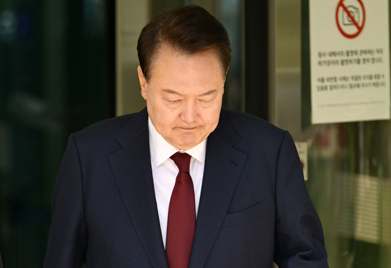 12·3 비상계엄 사태와 관련해 내란 우두머리 혐의 등으로 기소된 윤석열 전 대통령이 12일 서울 서초구 서울중앙지방법원에서 열린 3차 공판에서 오전 공판을 마치고 법원을 나서고 있다. 사진공동취재단