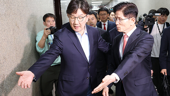 김문수 국민의힘 대통령 후보와 권성동 원내대표가 11일 오후 서울 여의도 국회에서 열린 의원총회를 마치고 원내대표실로 들어가고 있다. 뉴스1