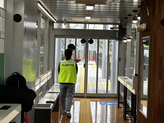 11일 낮 12시 제주시 명신마을 BRT 정류장에서 양문형버스를 기다리는 시민과 교통안내 도우미. 최충일 기자