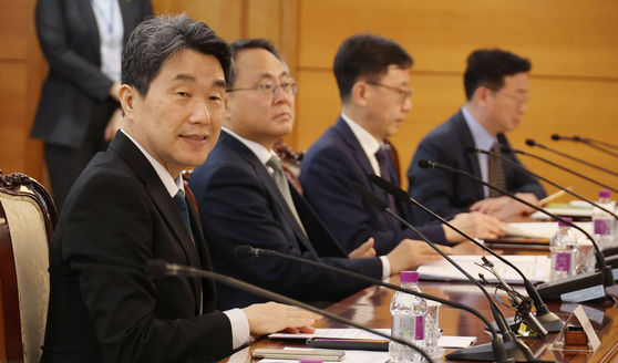 공명선거 관계장관회의가 서울청사에서 열린 가운데 이주호 대통령 권한대행이 회의를 주재하고 있다. 이승환 기자