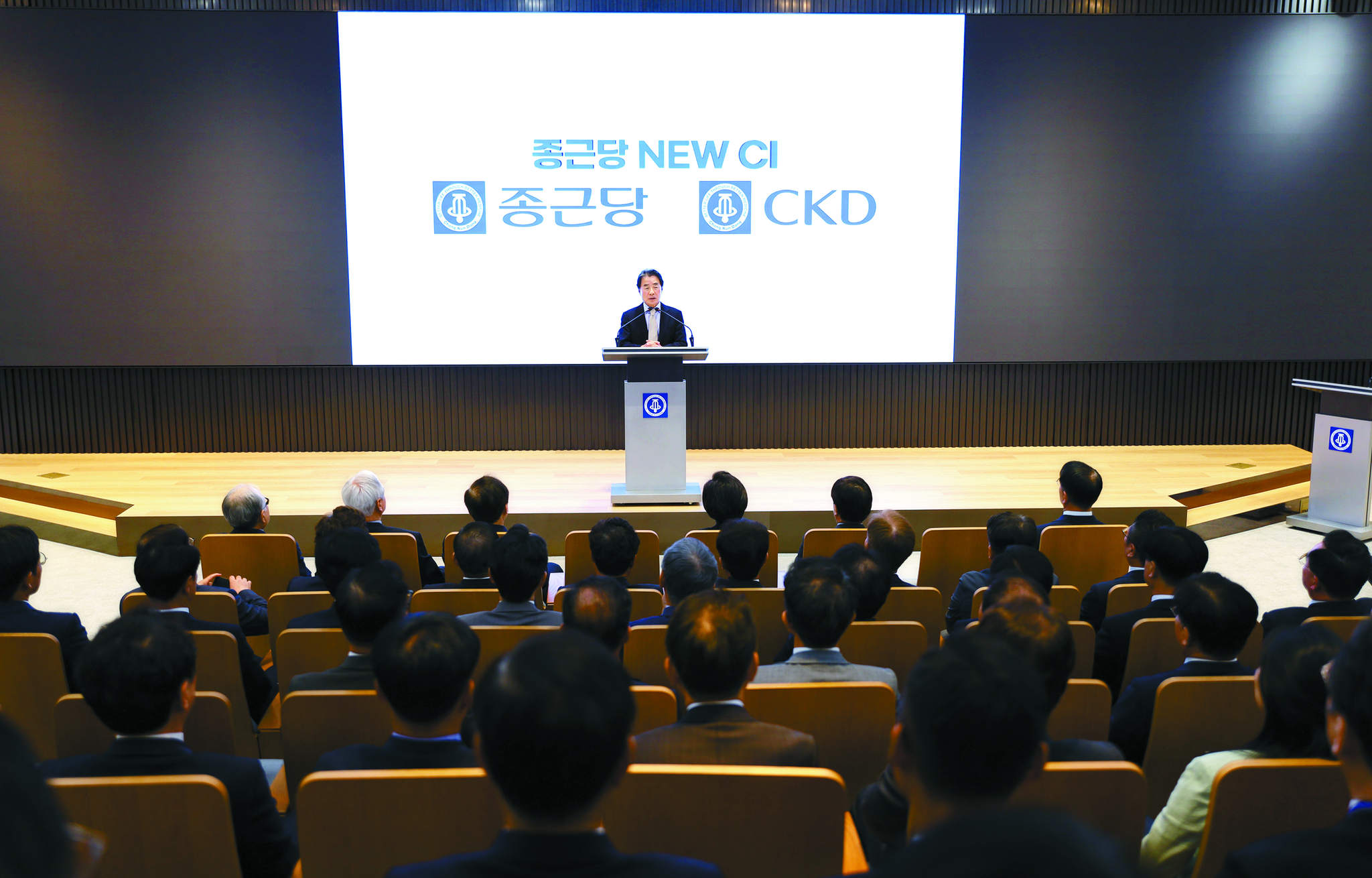 종근당이 지난 7일 열린 84주년 창립 기념식에서 새롭게 개편한 CI를 선보이며 미래 비전인 ‘크리에이티브 K헬스케어 DNA’를 실현할 것을 다짐했다.