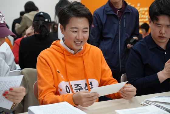 이준석 개혁신당 대선후보가 27일 오후 서울 강남의 선거캠프에서 열린 '이준석과 함께 - 편지로 정치를 바꾼다' 홍보물 봉입 행사에 참석해 유권자들에게 보낼 손편지를 봉입하고 있다. 사진 이준석 캠프 제공.
