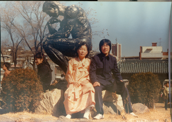 이재명 더불어민주당 대선 후보는 1982년 중앙대 신입생 입학식에 평생 입어보지 못한 교복을 사 입고 참석했다. 왼쪽은 이재명의 어머니 구호명 여사. 사진 이재명 캠프