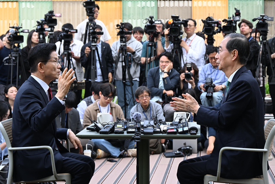 김문수 국민의힘 대선후보와 한덕수 무소속 예비후보가 8일 국회 강변서재 앞뜰에서 만나 단일화와 관련된 대화를 하고 있다. 국회사진기자단