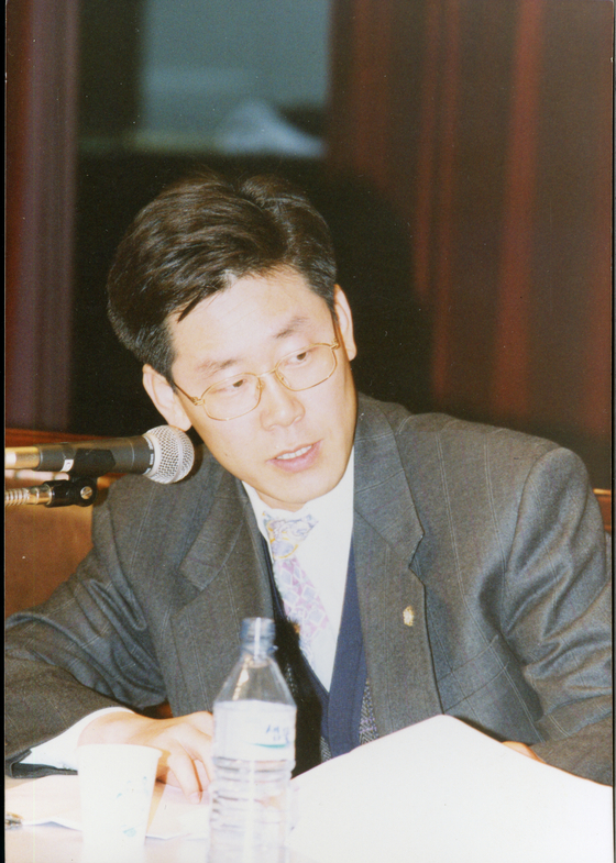 변호사 개업 초기인 1990년 한 토론회에 참석한 이재명 더불어민주당 대선 후보. 사진 이재명 캠프