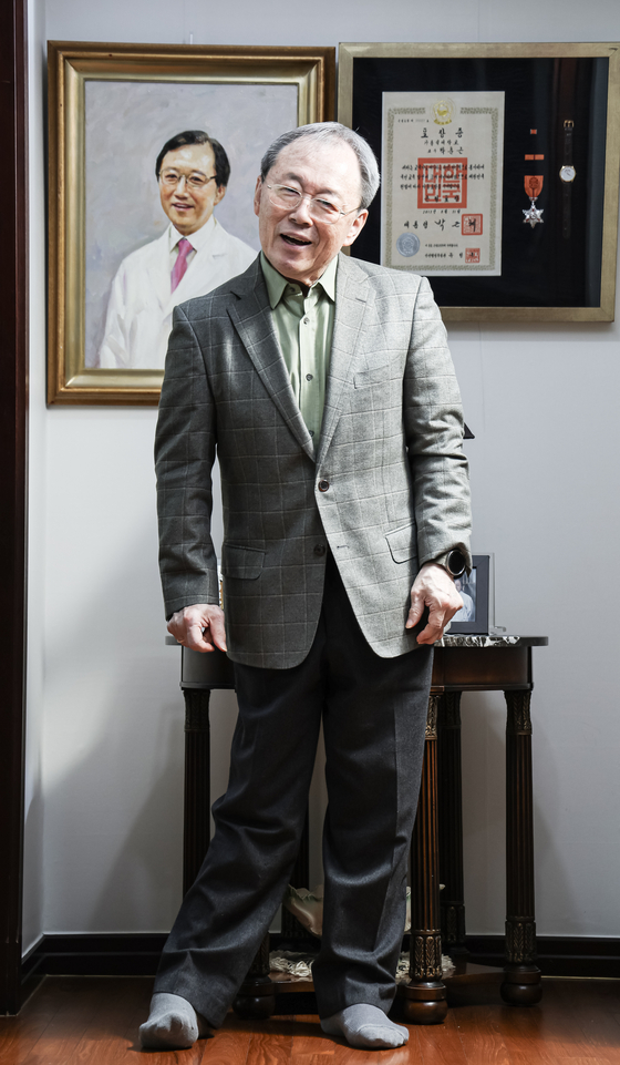 휠체어에 앉아서 인터뷰를 하던 박춘근 명예교수가 사진을 찍기 위해 일어섰다. 그는 "파킨슨병에 걸리면 항상 누워 있다고 생각하는데, 환자 본인이 얼마나 의지를 갖고 치료하느냐에 따라 일상을 잘 살 수 있다는 걸 알려주고 싶다"고 했다. 김경록 기자