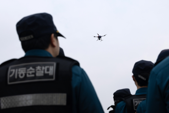 11일 서울 영등포구 여의도 한강공원에서 열화상 감지 기능이 탑재된 드론이 순찰 시연을 하고 있다. 뉴스1