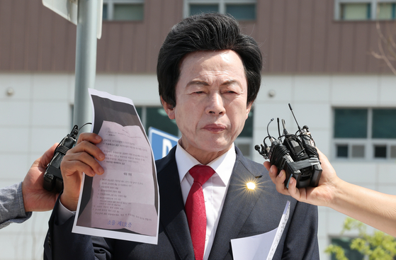 허경영 국가혁명당 명예대표가 지난해 7월 경기 의정부 경기북부경찰청에서 열린 신도 성추행 혐의와 관련 2차 조사에 출석하며 입장 발표를 하는 모습. 뉴스1