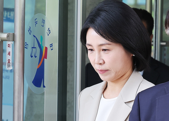 공직선거법 위반 혐의로 기소돼 1심에서 벌금형을 선고받은 더불어민주당 이재명 대선후보 배우자 김혜경 씨가 12일 경기도 수원시 영통구 수원고등법원에서 열린 항소심 선고공판을 마치고 나오고 있다. 연합뉴스