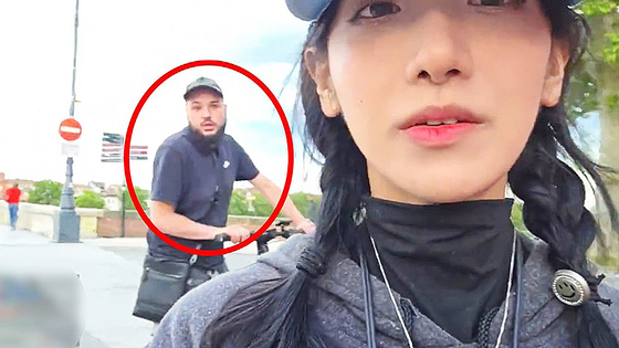 진니티가 프랑스 툴루즈 한 거리에서 인종차별을 당하고 있는 모습. 사진 엑스 영상 캡처