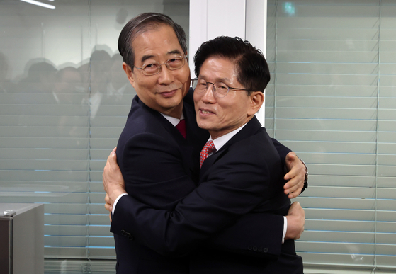 김문수 국민의힘 대선후보와 한덕수 전 국무총리가 지난 11일 서울 여의도 국민의힘 대선후보 사무실에서 회동을 마친 뒤 포옹하고 있다. 김성룡 기자