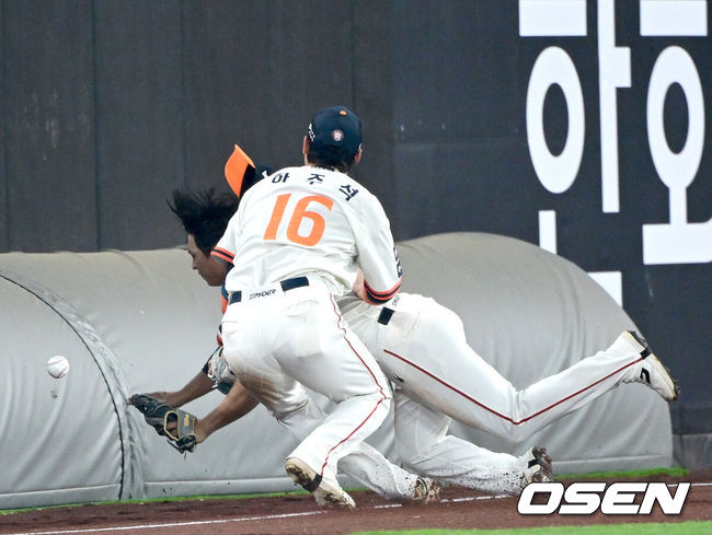 [OSEN=대전, 최규한 기자] 7회초 2사 주자없는 상황 NC 손아섭의 2루타 때 타구를 쫓던 한화 유격수 하주석과 좌익수 최인호가 충돌하고 있다. 2025.04.18 / dreamer@osen.co.kr