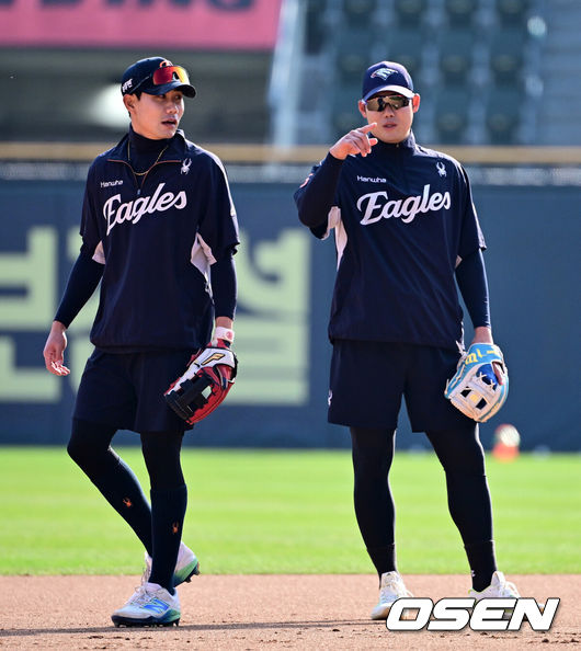 [OSEN=잠실, 지형준 기자] 한화 심우준, 하주석이 수비 훈련을 하고 있다. 2025.04.08 / jpnews@osen.co.kr