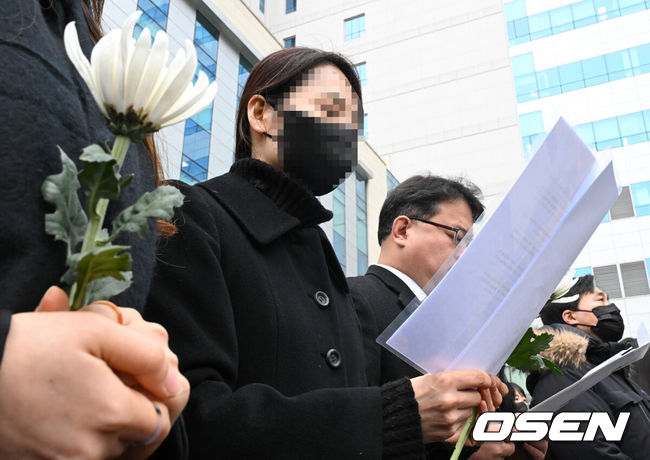 [OSEN=수원, 조은정 기자]웹툰작가 주호민으로부터 아동 학대 혐의로 고소를 당해 선고 유예 판결을 받은 특수교사 A씨가 6일 경기도 수원시 영통구 수원지방법원에서 기자회견을 열었다. 1심 법원은 지난 1일 A씨에게 벌금 200만원의 선고를 유예했다.특수교사 A씨가 기자회견에서 입장문을 읽고 있다. 2024.02.06 /cej@osen.co.kr