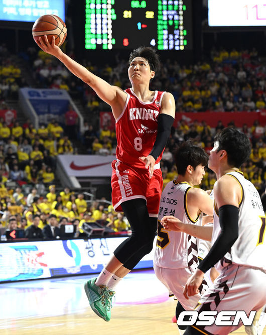 [OSEN=잠실, 이대선 기자] 13일 오후 서울 잠실학생체육관에서 2024-2025 KBL 챔피언결정전 5차전 서울 SK와 창원 LG의 경기가 열렸다.LG는 1~3차전 승리 후 4차전 패배로 우승 확정 기회 놓쳤지만, 100% 우승 확률 유지하고 있다. SK는 4차전을 승리하며 사상 첫 역스윕 우승에 도전한다.1쿼터 SK 안영준이 슛을 시도하고 있다. 2025.05.13 /sunday@osen.co.kr