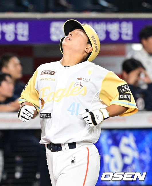 [OSEN=대전, 김성락 기자] 13일 대전 한화생명볼파크에서 ‘2025 신한 SOL Bank KBO리그’ 한화 이글스와 두산 베어스의 경기가 열렸다.이날 한화는 류현진, 두산은 최원준을 선발로 내세웠다.9회말 2사 1루 한화 최인호가 동점 2점 홈런을 날린 뒤 기뻐하고 있다. 2025.05.13 / ksl0919@osen.co.kr