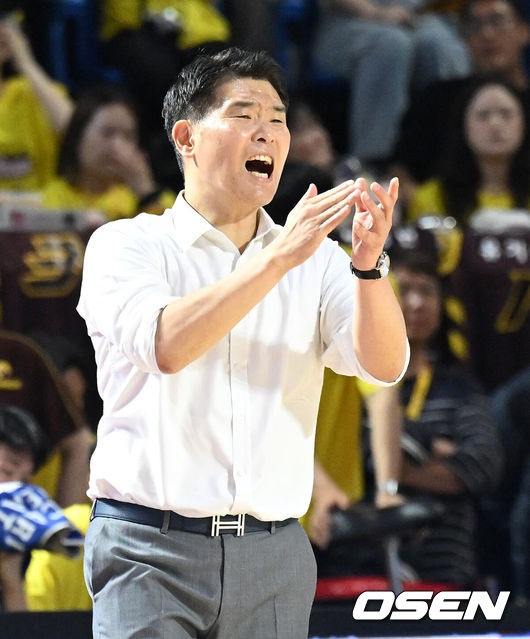 [OSEN=잠실, 이대선 기자] 13일 오후 서울 잠실학생체육관에서 2024-2025 KBL 챔피언결정전 5차전 서울 SK와 창원 LG의 경기가 열렸다.LG는 1~3차전 승리 후 4차전 패배로 우승 확정 기회 놓쳤지만, 100% 우승 확률 유지하고 있다. SK는 4차전을 승리하며 사상 첫 역스윕 우승에 도전한다.2쿼터 KT 조상현 감독이 선수들에게 박수를 보내고 있다. 2025.05.13 /sunday@osen.co.kr