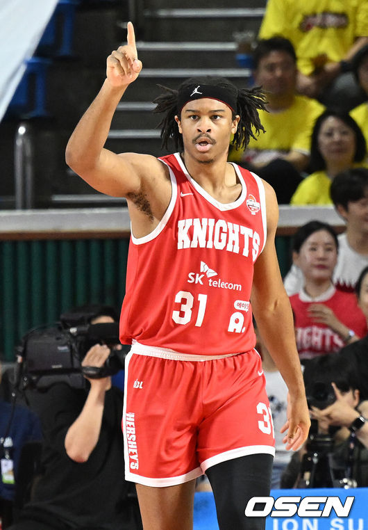 [OSEN=잠실, 이대선 기자] 13일 오후 서울 잠실학생체육관에서 2024-2025 KBL 챔피언결정전 5차전 서울 SK와 창원 LG의 경기가 열렸다.LG는 1~3차전 승리 후 4차전 패배로 우승 확정 기회 놓쳤지만, 100% 우승 확률 유지하고 있다. SK는 4차전을 승리하며 사상 첫 역스윕 우승에 도전한다.1쿼터 SK 힉스가 환호하고 있다. 2025.05.13 /sunday@osen.co.kr