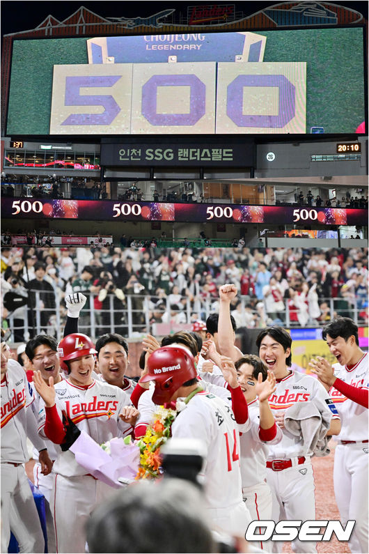[OSEN=인천, 민경훈 기자] 15일 오후 인천 SSG랜더스필드에서 ‘2025 신한 SOL Bank KBO리그’ SSG 랜더스와 NC 다이노스의 경기가 열렸다.SSG는 문승원을, NC는 라일리를 선발로 내세웠다.6회말 2사 주자 1루 SSG 최정이 좌월 동점 투런 홈런을 때리며 KBO리그 최초 500홈런에 성공한 후 축하받을때 전광판과 경기장에 500홈런을 축하문구가 떠있다. 2025.05.13 / rumi@osen.co.kr