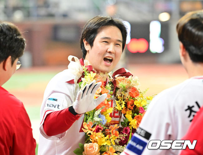 [OSEN=인천, 민경훈 기자] 15일 오후 인천 SSG랜더스필드에서 ‘2025 신한 SOL Bank KBO리그’ SSG 랜더스와 NC 다이노스의 경기가 열렸다.SSG는 문승원을, NC는 라일리를 선발로 내세웠다.6회말 2사 주자 1루 SSG 최정이 좌월 동점 투런 홈런을 때리며 KBO리그 최초 500홈런에 성공한 후 기뻐하고 있다. 2025.05.13 / rumi@osen.co.kr
