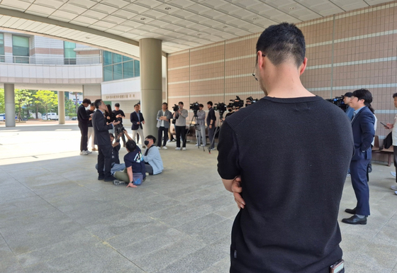 13일 오후 강원 강릉시 난곡동 춘천지법 강릉지원 앞에서 '강릉 차량 급발진 의심 사고' 원고 측이 재판을 마친 뒤 입장을 밝히고 있다. 연합뉴스