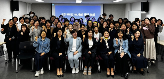 대한전담간호사회가 12일 창립총회를 열고 공식 출범했다. 초대 회장에는 이미숙 베스티안 서울병원 이사(앞줄 오른쪽에서 네번째)가 선출됐다. 대한간호협회