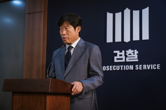 영화 '야당'에서 구관희 검사(유해진)는 출세욕에 눈이 멀어 정치 검사의 길로 접어든다. 사진 플러스엠 엔터테인먼트