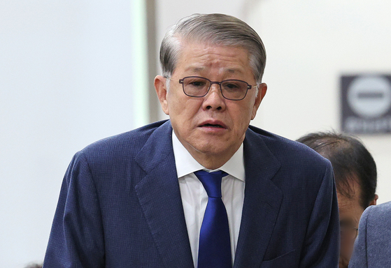 (서울=뉴스1) 장수영 기자 = '2200억대 횡령·배임' 혐의로 재판에 넘겨진 최신원 전 SK네트웍스 회장이 16일 오후 서울 서초구 서울고등법원에서 열린 항소심에 출석하고 있다. 최 회장은 법정에서 일부유죄 취지로 징역 2년 6개월 실형을 받아 법정 구속됐다. 2025.1.16/뉴스1