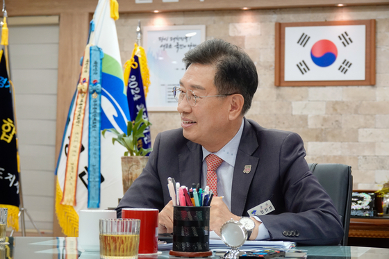 전진선 양평군수는 지난 1일 양평군청 군수실에서 중앙일보와 인터뷰를 갖고 “친환경 생태학습선 운영으로 ‘환경도시 양평’, 파크골프장 조성으로 ‘건강도시 양평’을 만들겠다”고 말했다. 사진 양평군
