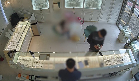 A씨가 절취한 귀금속을 현금으로 바꾸는 모습. 연합뉴스